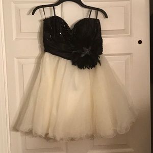 Stunning strapless mini dress SZ 11 in EUC